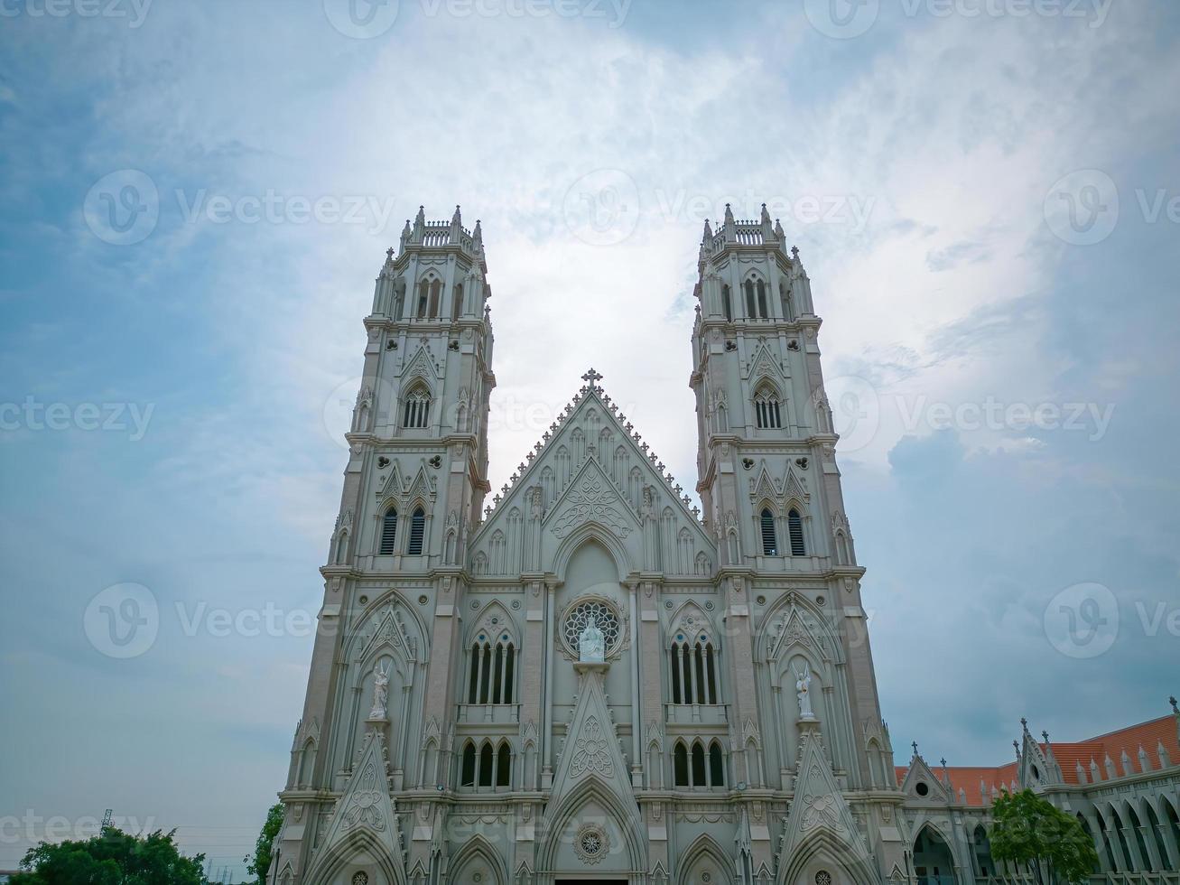 la iglesia song vinh, también conocida como parroquia song vinh en phu my, que atrae a los turistas a visitar espiritualmente los fines de semana en vung tau, vietnam. La iglesia Song Vinh tiene un edificio de construcción que se parece a Francia. foto