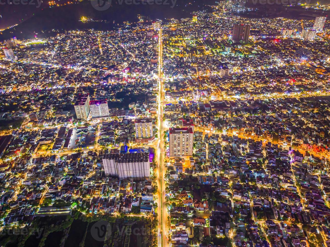 vista de vung tau desde arriba, con rotonda de tráfico, casa, memorial de guerra de vietnam en vietnam. fotografía de larga exposición en la noche. foto