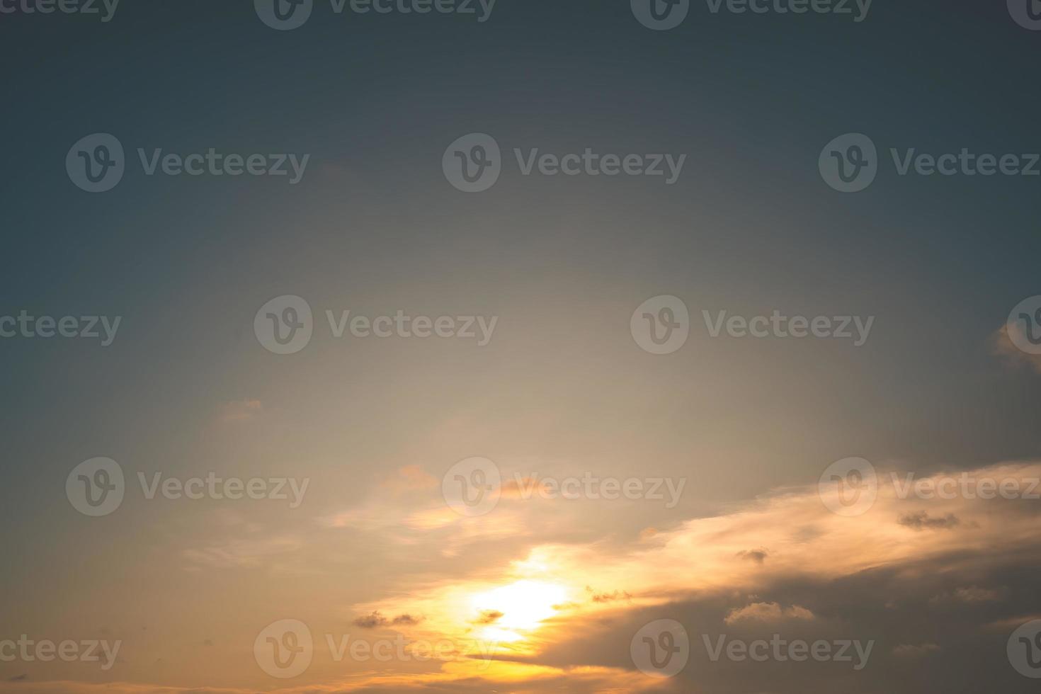 hermosa vista del cielo azul con nubes al amanecer. parcialmente nublado.fondo nube verano. verano de nubes. cielo nublado claro con puesta de sol. cielo natural cinemático hermoso fondo de textura amarillo y blanco foto