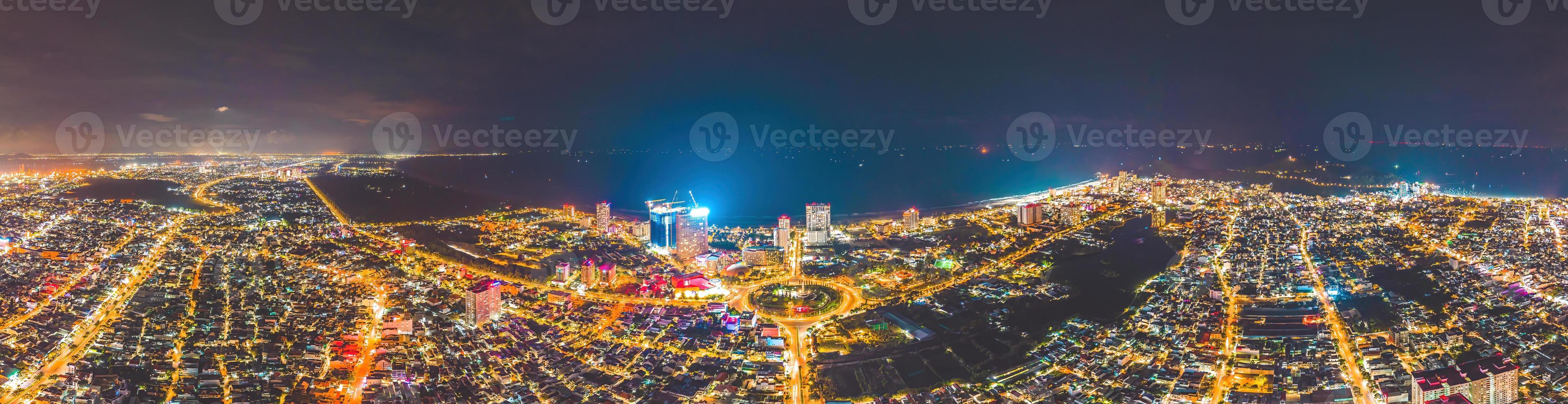 vista de vung tau desde arriba, con rotonda de tráfico, casa, memorial de guerra de vietnam en vietnam. fotografía de larga exposición en la noche. foto