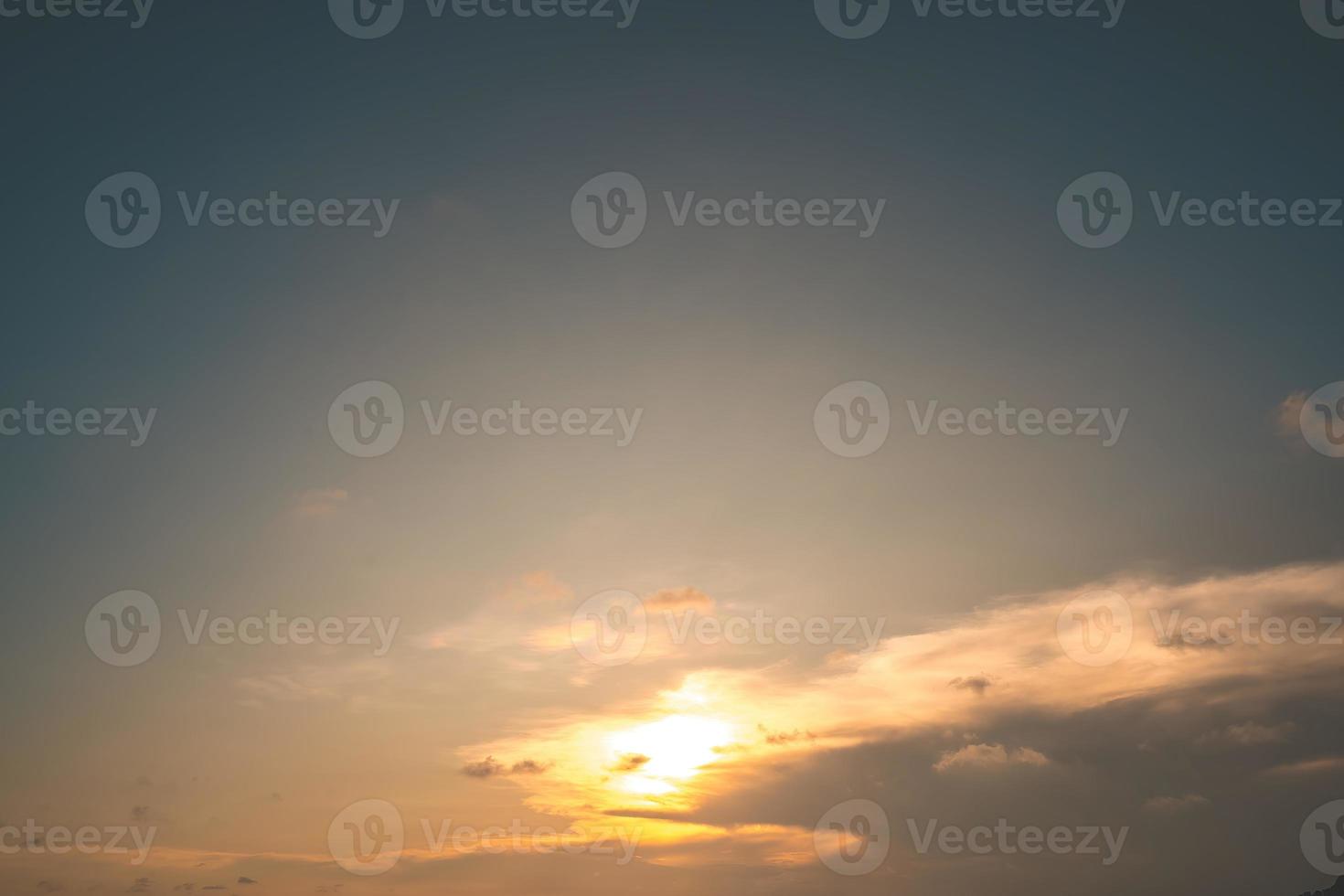 hermosa vista del cielo azul con nubes al amanecer. parcialmente nublado.fondo nube verano. verano de nubes. cielo nublado claro con puesta de sol. cielo natural cinemático hermoso fondo de textura amarillo y blanco foto