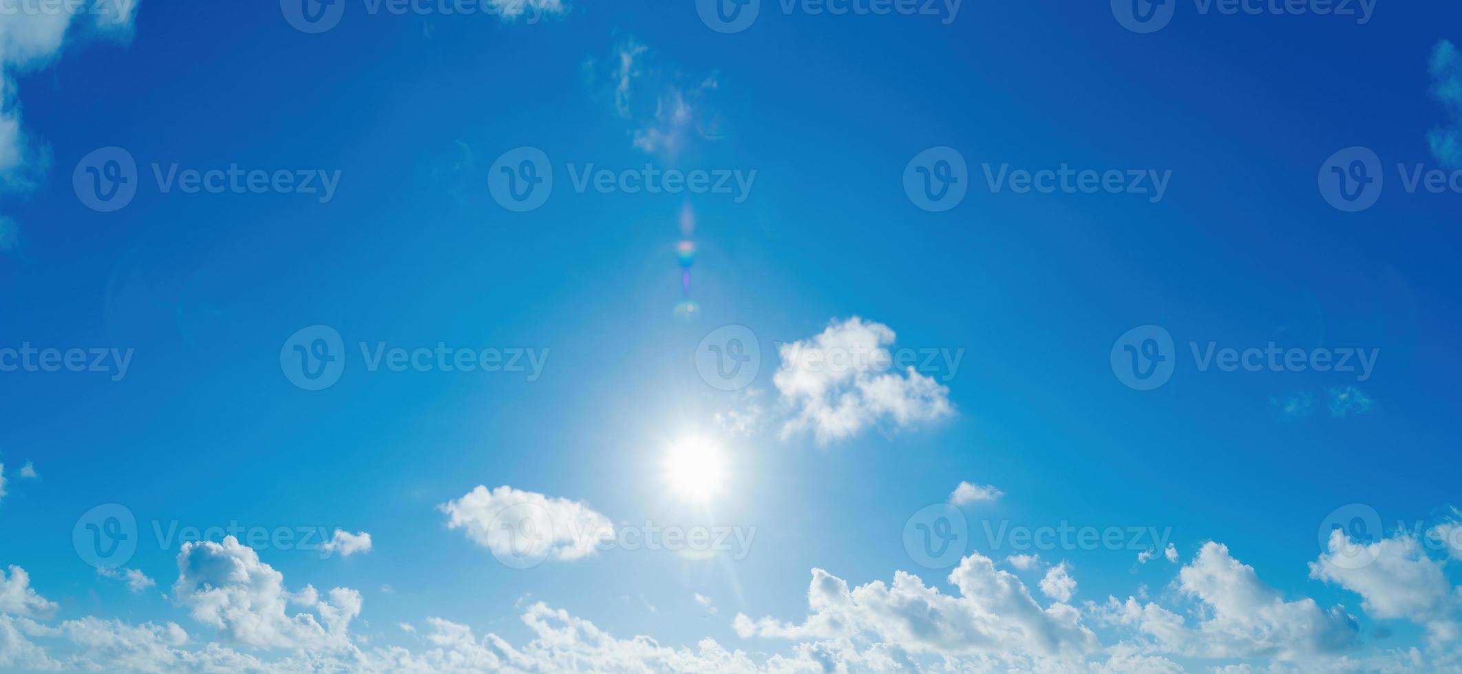 verano de nubes de fondo. verano de nubes. cielo nube cinemática. fondo de textura de puesta de sol hermosa y cinematográfica de cielo natural foto