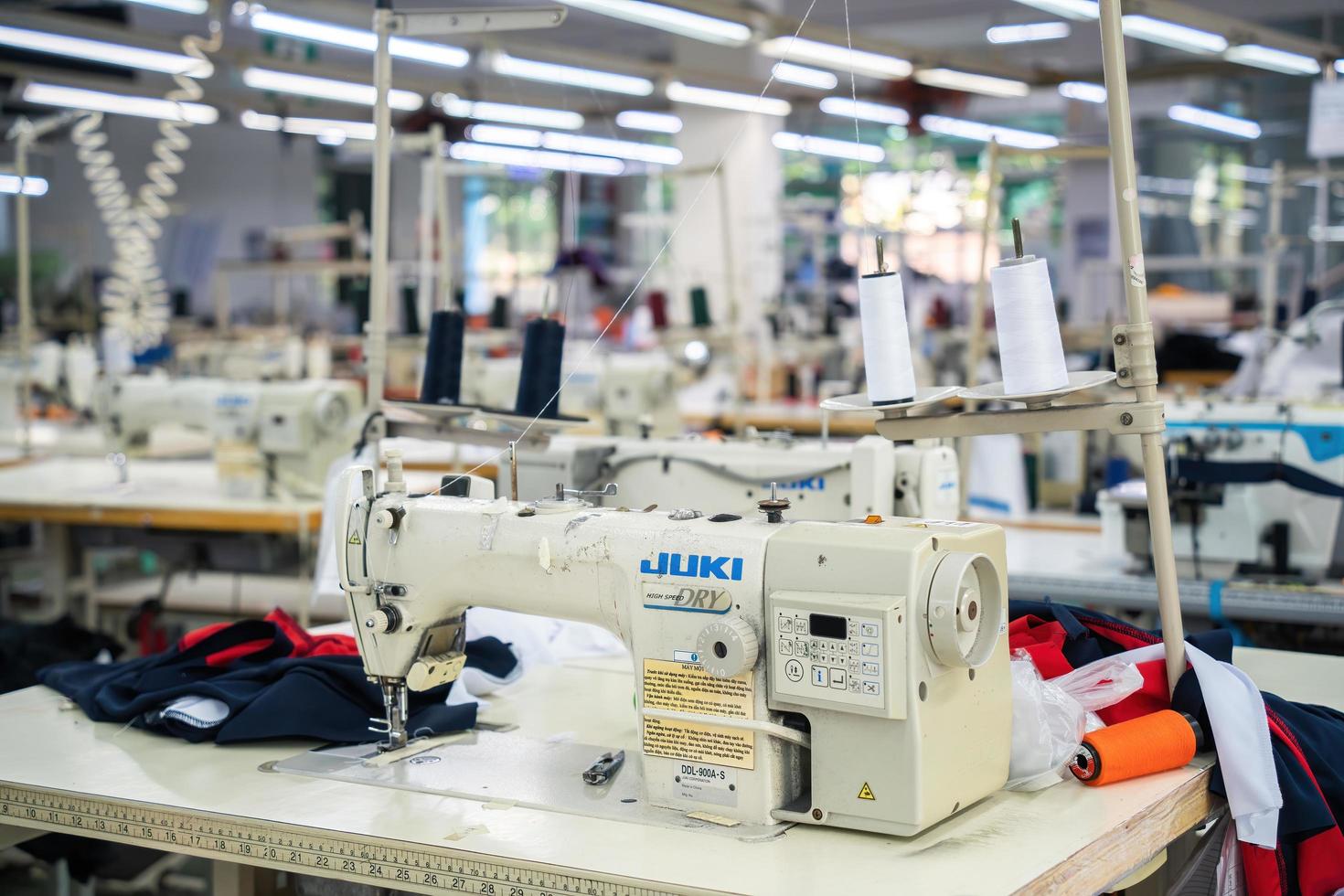 ba ria, vietnam - 18 de marzo de 2022 fábrica de telas textiles proceso de trabajo equipos de trabajadores de sastrería. este es un trabajador vacío de producción de fábrica de máquinas de coser. foto