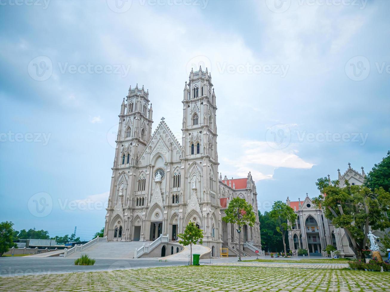 la iglesia song vinh, también conocida como parroquia song vinh en phu my, que atrae a los turistas a visitar espiritualmente los fines de semana en vung tau, vietnam. La iglesia Song Vinh tiene un edificio de construcción que se parece a Francia. foto