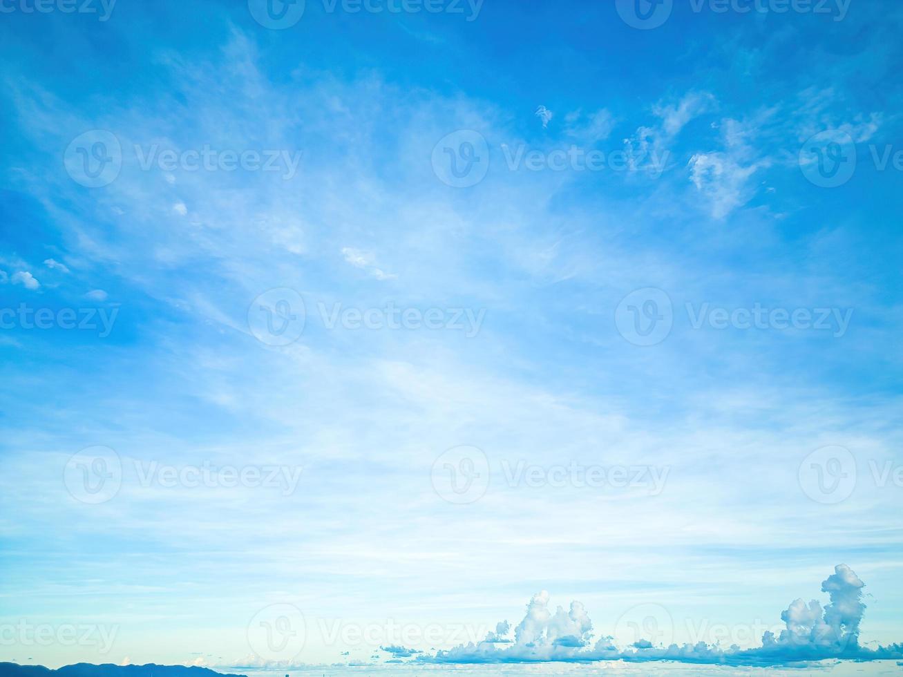 verano de nubes de fondo. verano de nubes. cielo nube clara. cielo natural hermoso fondo de textura azul y blanco con rayos de sol brillan foto