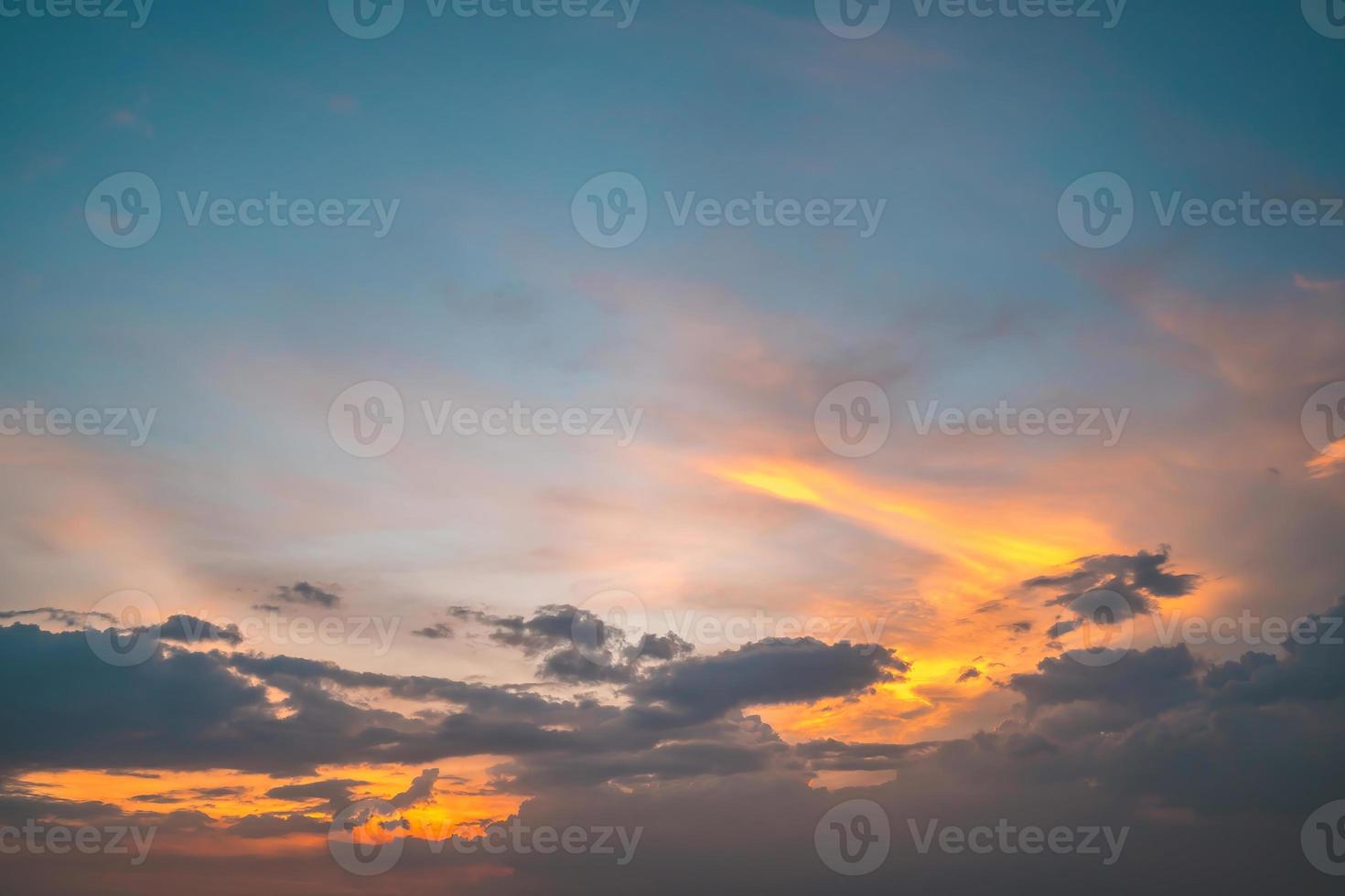 verano de nubes de fondo. verano de nubes. cielo nube cinemática. fondo de textura de puesta de sol hermosa y cinematográfica de cielo natural foto