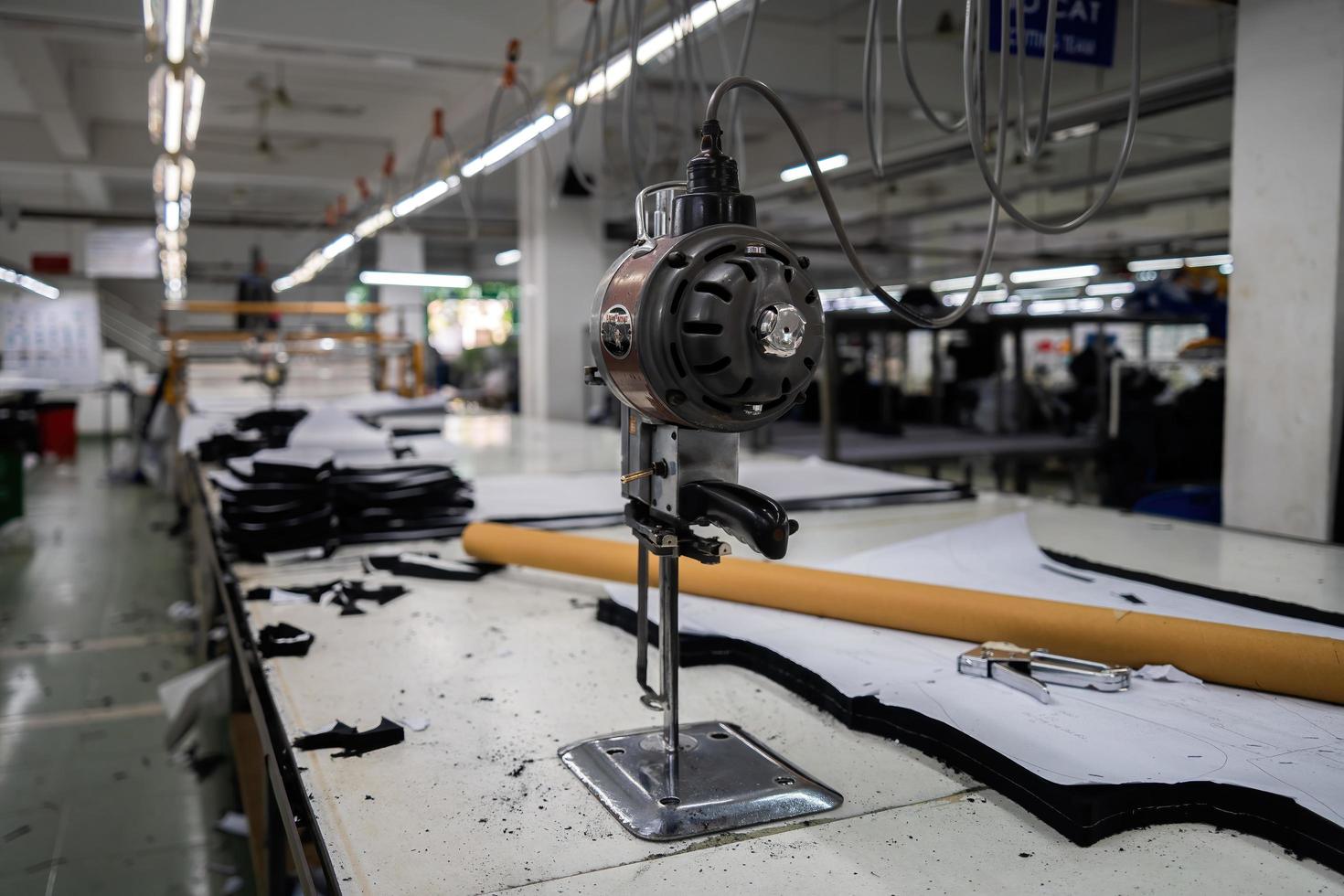 ba ria, vietnam - 18 de marzo de 2022 fábrica de telas textiles proceso de trabajo equipos de trabajadores de sastrería. este es un trabajador vacío de producción de fábrica de máquinas de coser. foto