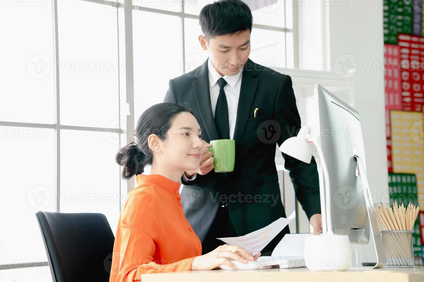 empresarios que trabajan con gráficos de pronóstico foto