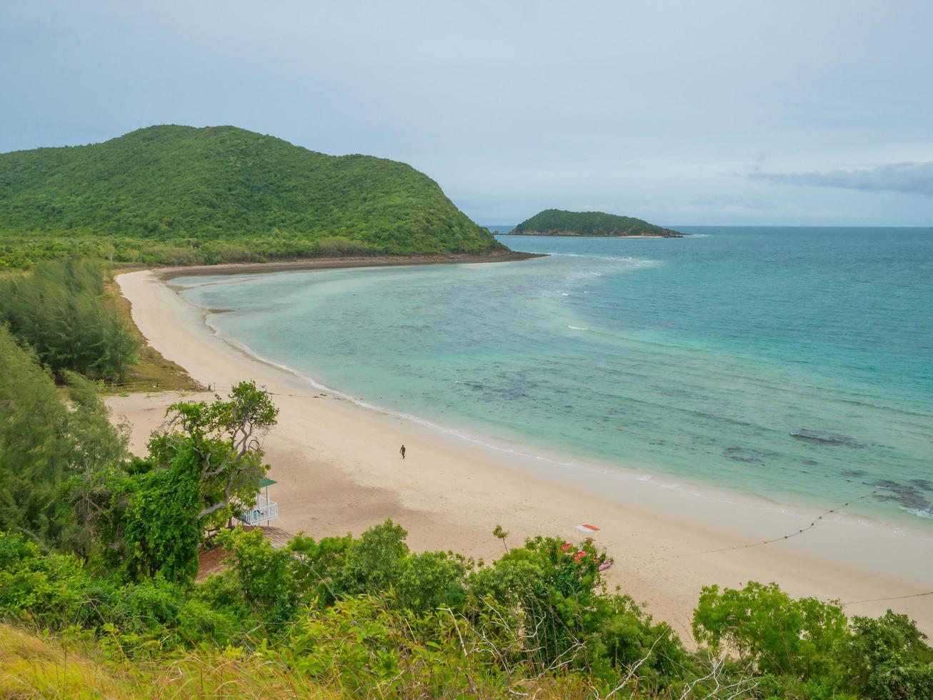 punto de vista en la parte superior de la isla con idílica playa océano y cielo azul en tiempo de vacaciones, samae san isla chonburi tailandia, concepto de verano foto