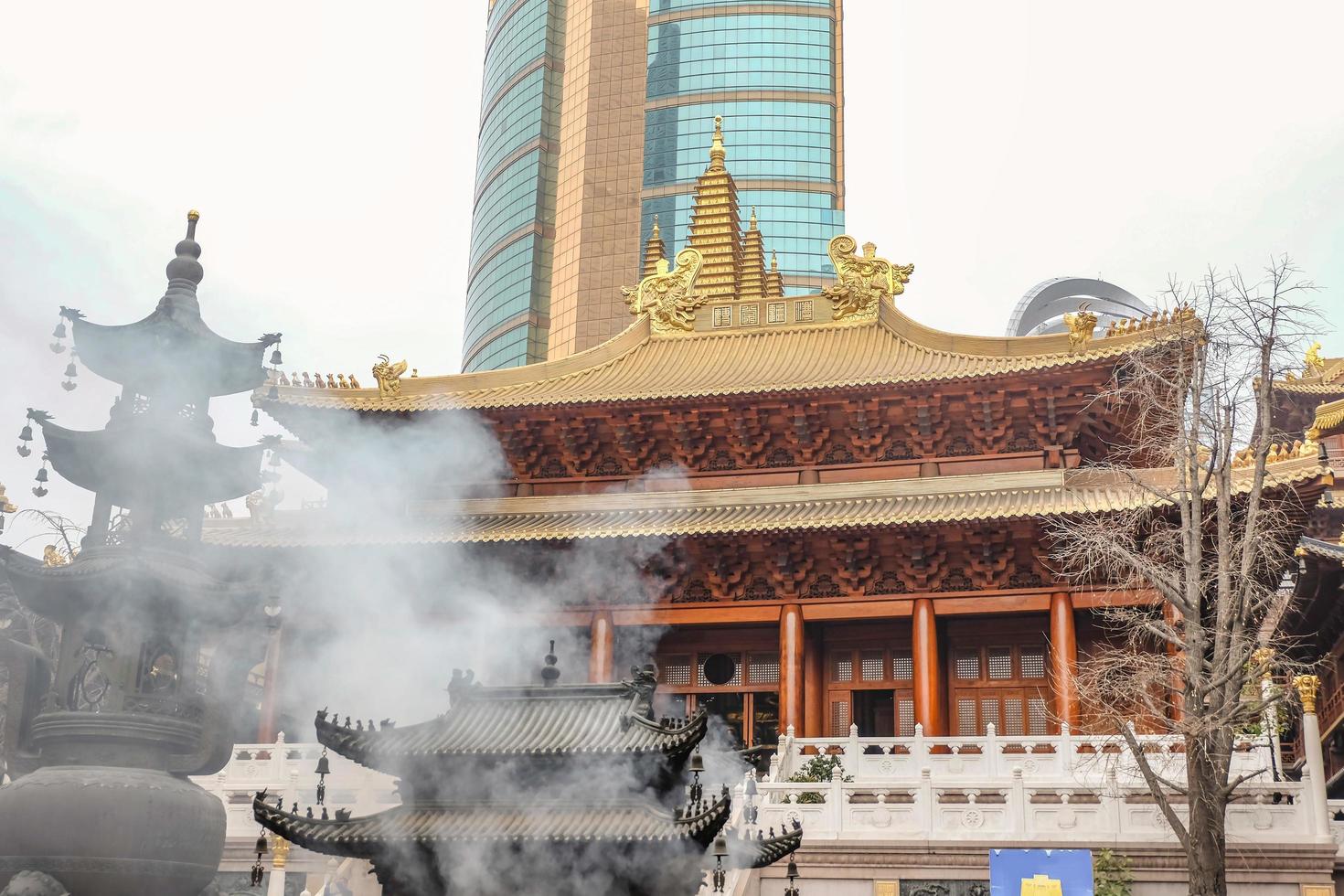 templo jing'an el templo en la ciudad de shanghai con humo de joss stick o incienso foto