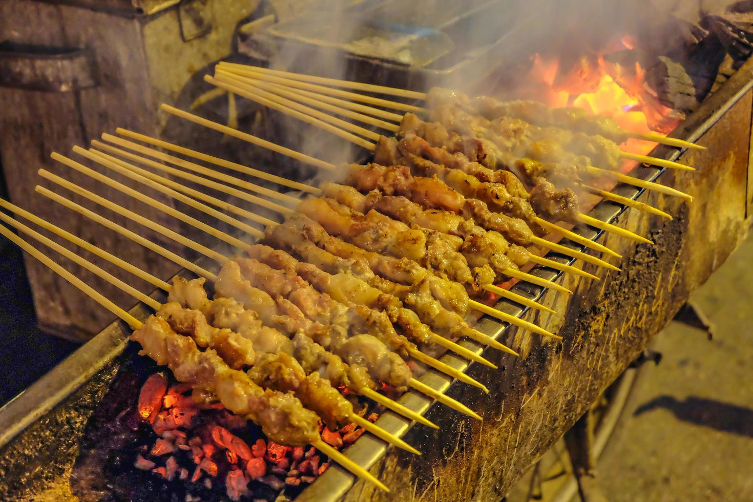 cerrar la comida callejera de cabra grill en la ciudad de shanghai china foto