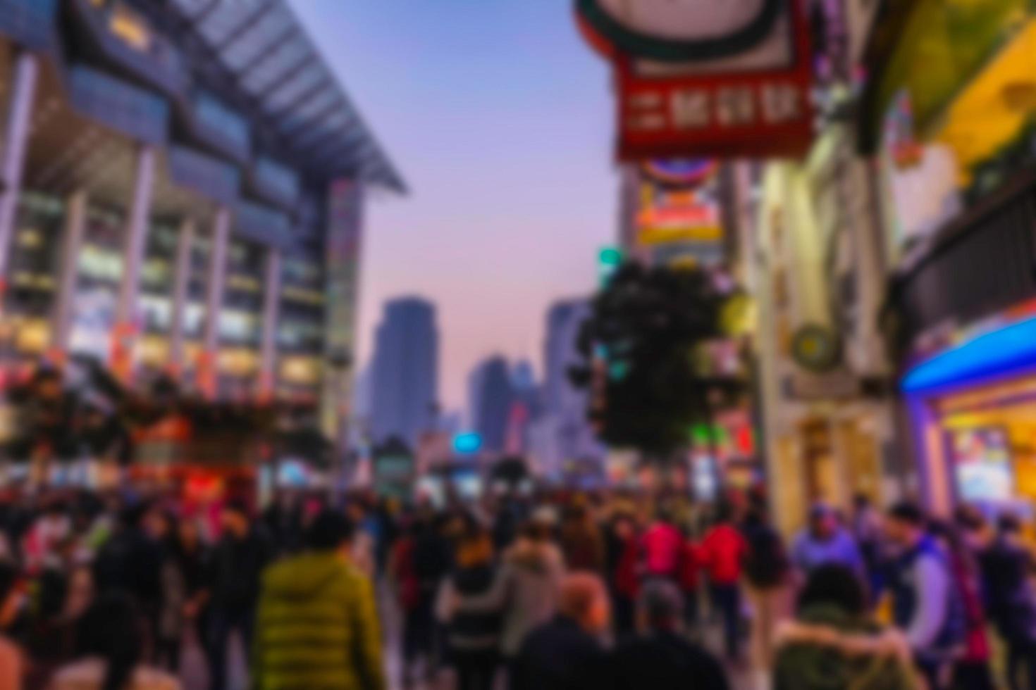 foto borrosa abstracta de la vida nocturna de la gente caminando en la calle peatonal nanjing road en la ciudad china de shang hai