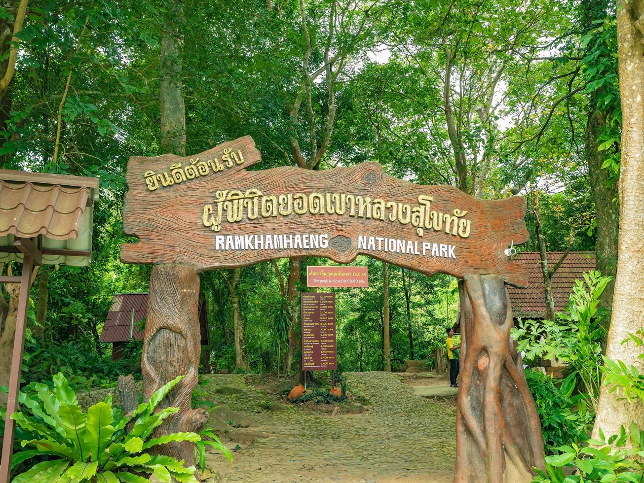 sukhothai tailandia - 31 de agosto de 2018 puerta de entrada del parque nacional ramkhamhaeng a la montaña khao luang foto