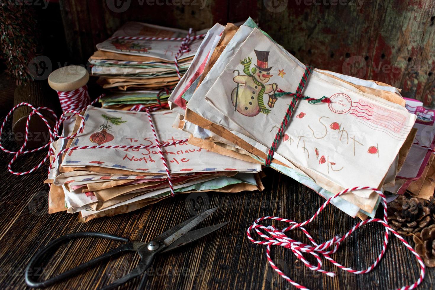 cartas navideñas a santa claus envueltas en hilo foto