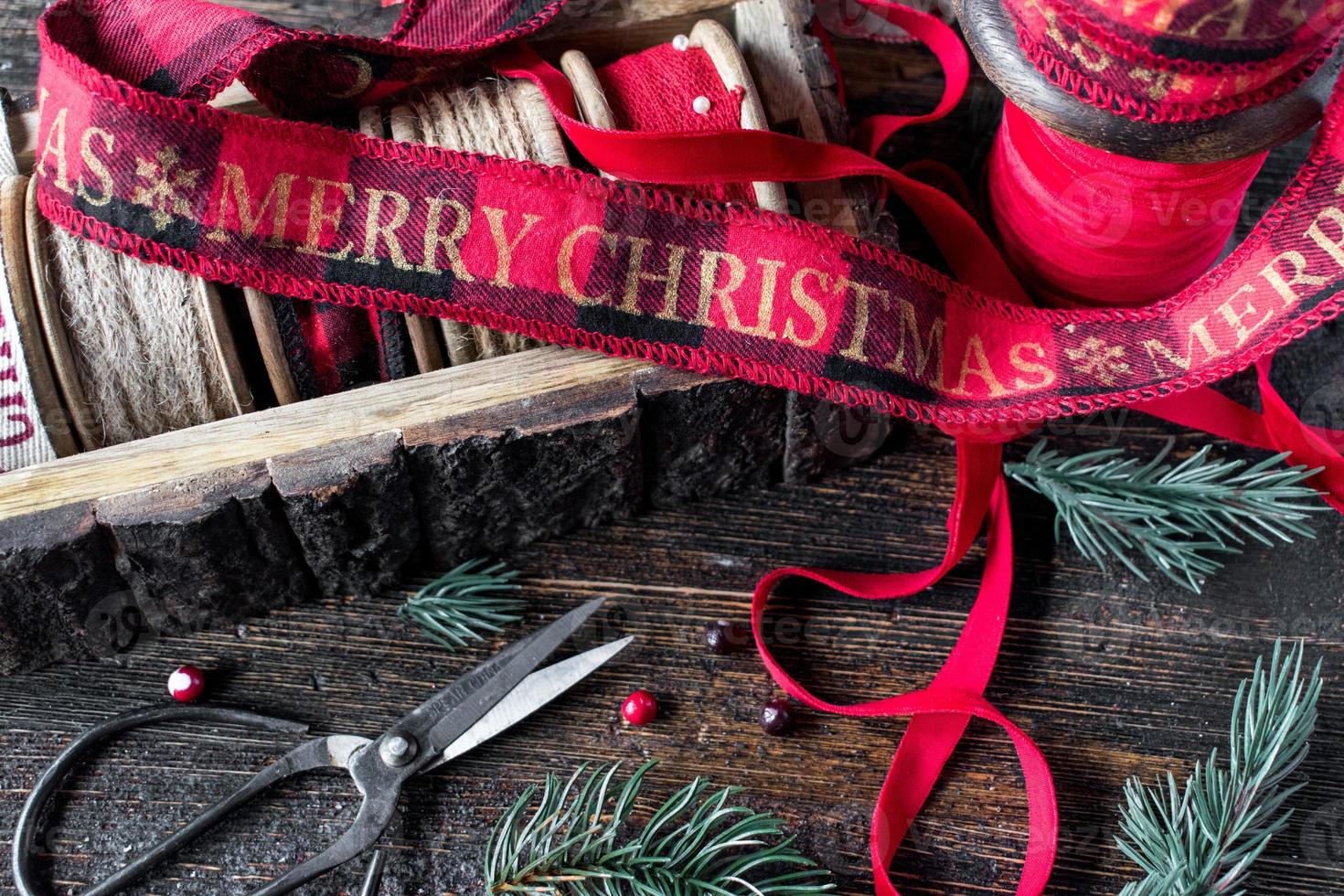 cintas navideñas para envolver en ambiente festivo foto