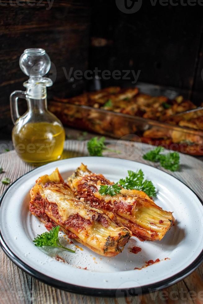 pasta de canelones al horno con espinacas, ricotta en placa foto