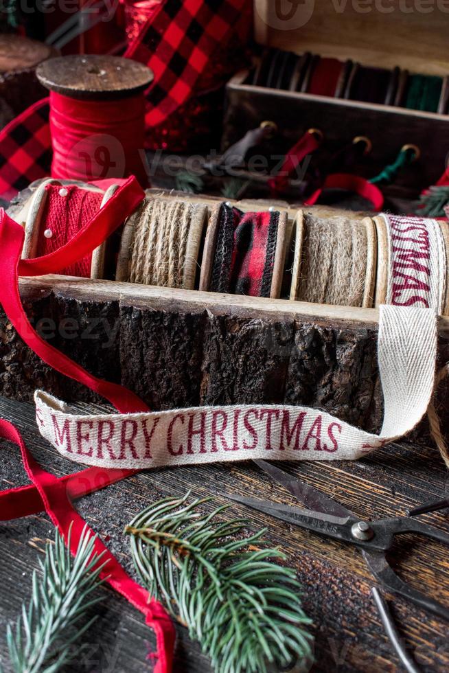cintas navideñas para envolver en ambiente festivo foto