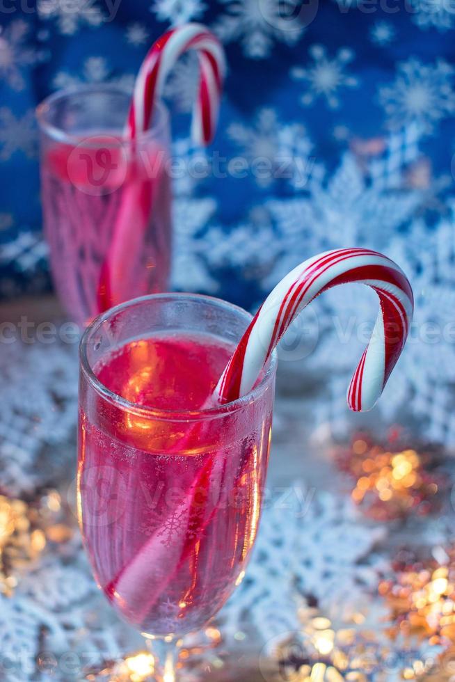 bebidas navideñas festivas con bastones de caramelo en el fondo de invierno foto