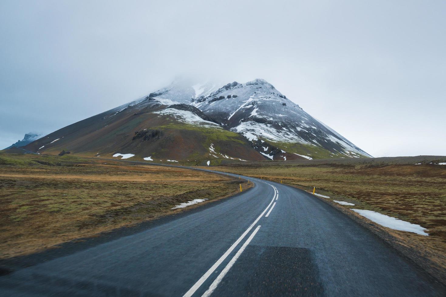 el hermoso paisaje a lo largo del viaje por carretera en islandia. islandia es un país de marcados contrastes. un lugar donde el fuego y el hielo coexisten. foto