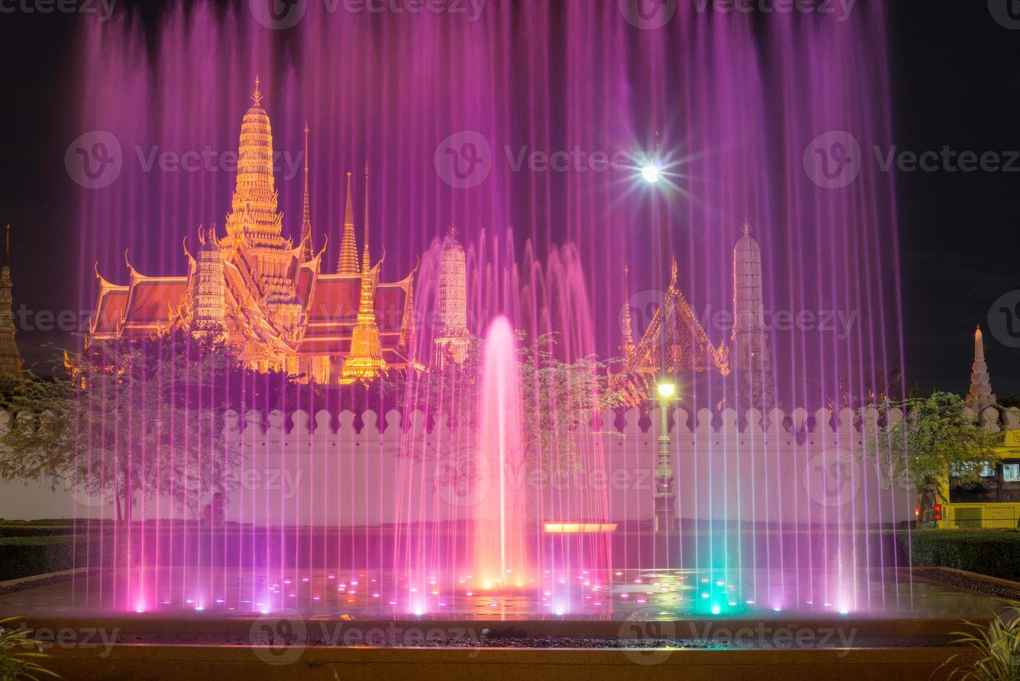 el templo esmeralda de bangkok, las capitales de tailandia, en el crepúsculo con el espectáculo de fuentes de colores. foto