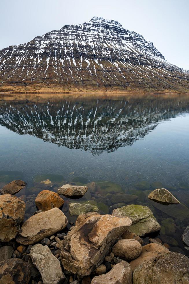 holmatindur la poderosa montaña de la ciudad de eskifjordur en el fiordo este del este de islandia. foto