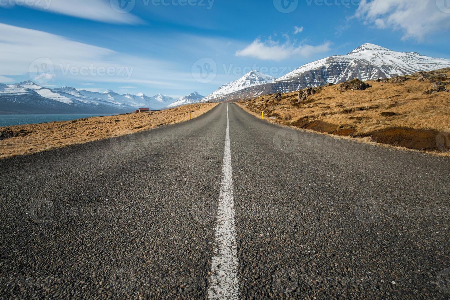 la carretera hacia el hermoso paisaje de la región este de islandia. foto