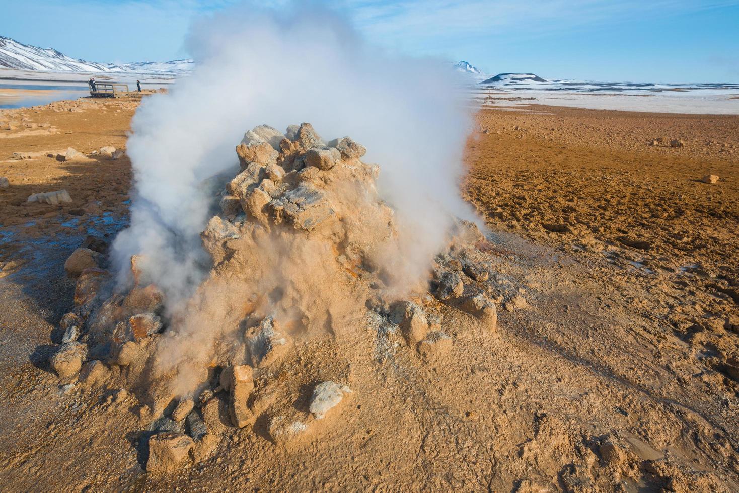 área geotérmica del noreste de islandia. en esta zona, también conocida como hverir, es posible que veas muchas solfataras y ollas de barro hirviendo, rodeadas de cristales de azufre de muchos colores diferentes. foto