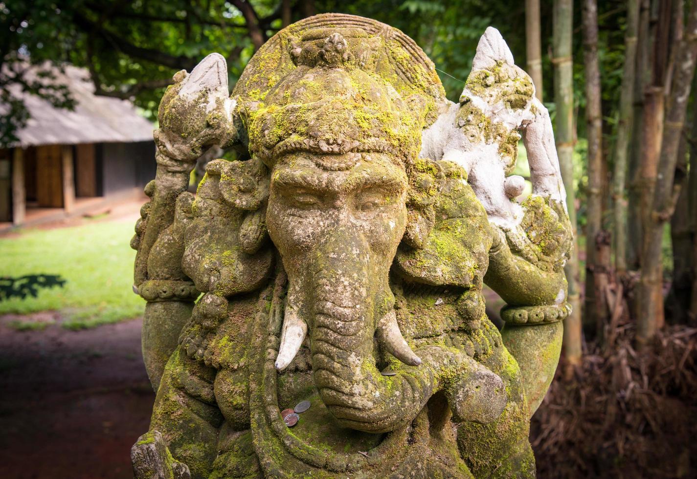 la escultura de piedra de ganesha el señor del éxito en la religión hindú. foto