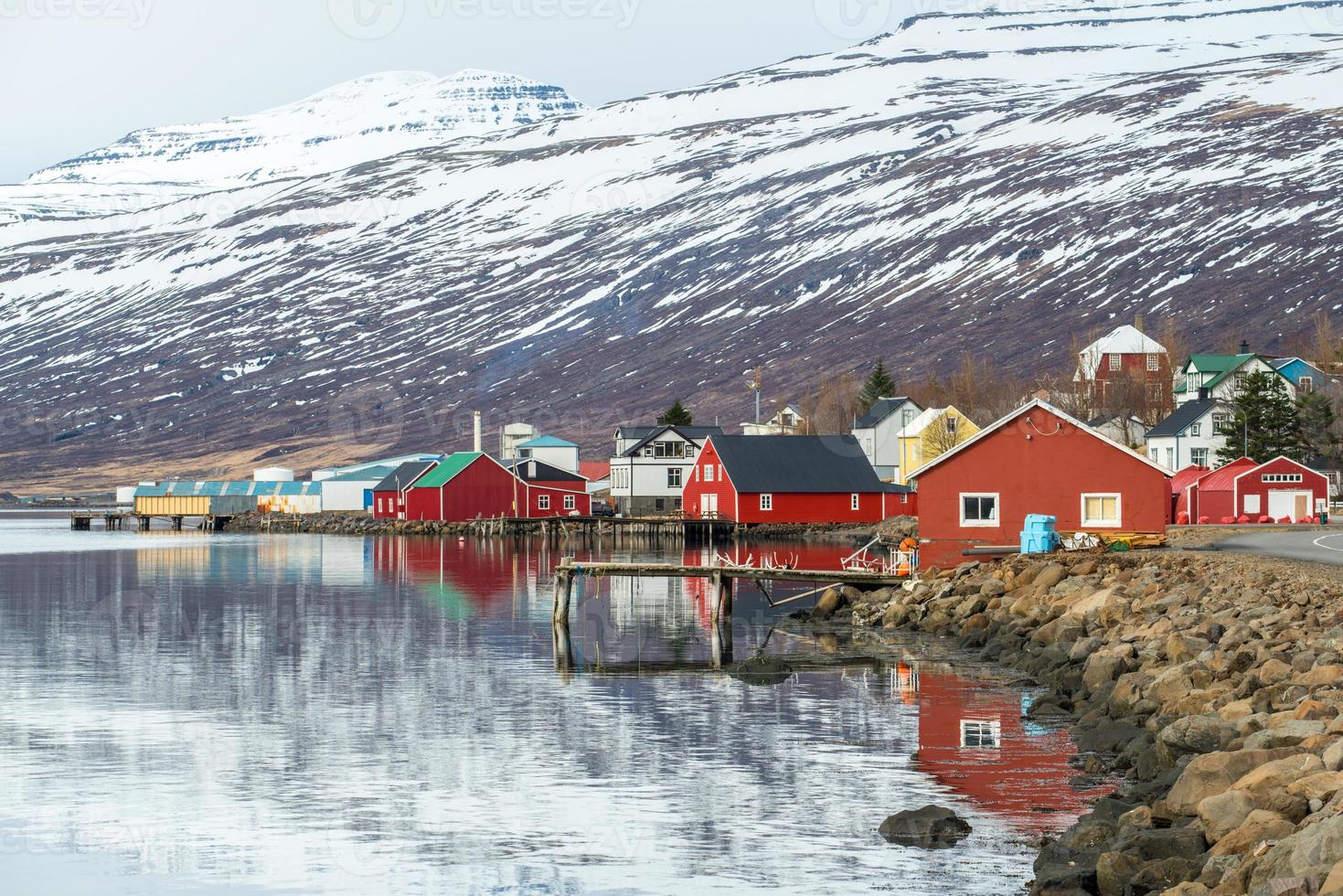 eskifjordur el encantador pueblo de pescadores del este de islandia en la temporada de invierno. foto