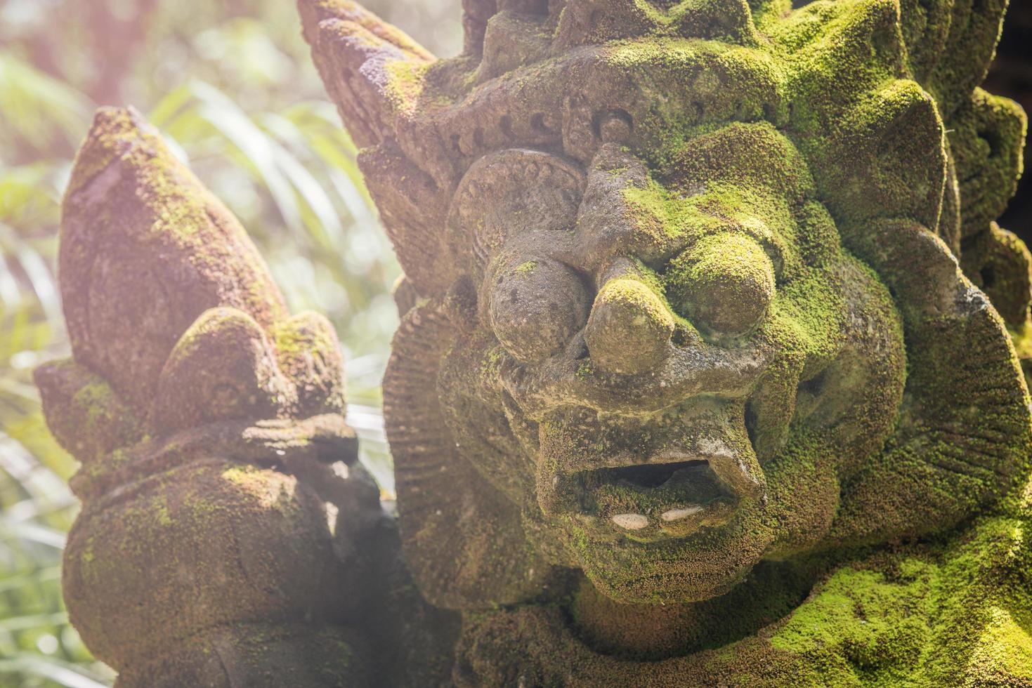 la estatua gigante de roca en estilo balinés tradicional, decorativa popular en muchos templos en la religión hindú de bali, indonesia. foto