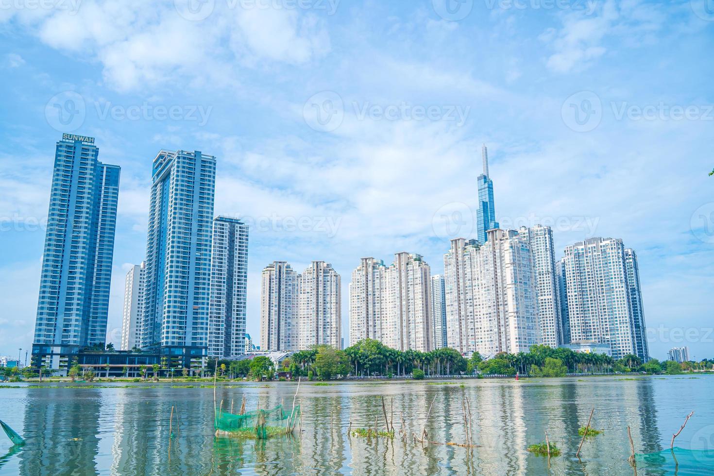 ciudad de ho chi minh, vietnam - 12 de febrero de 2022 hermosa vista del cielo azul en el punto de referencia 81 es un rascacielos súper alto en el centro de la ciudad de ho chi minh, vietnam y el puente de saigón con edificios de desarrollo foto