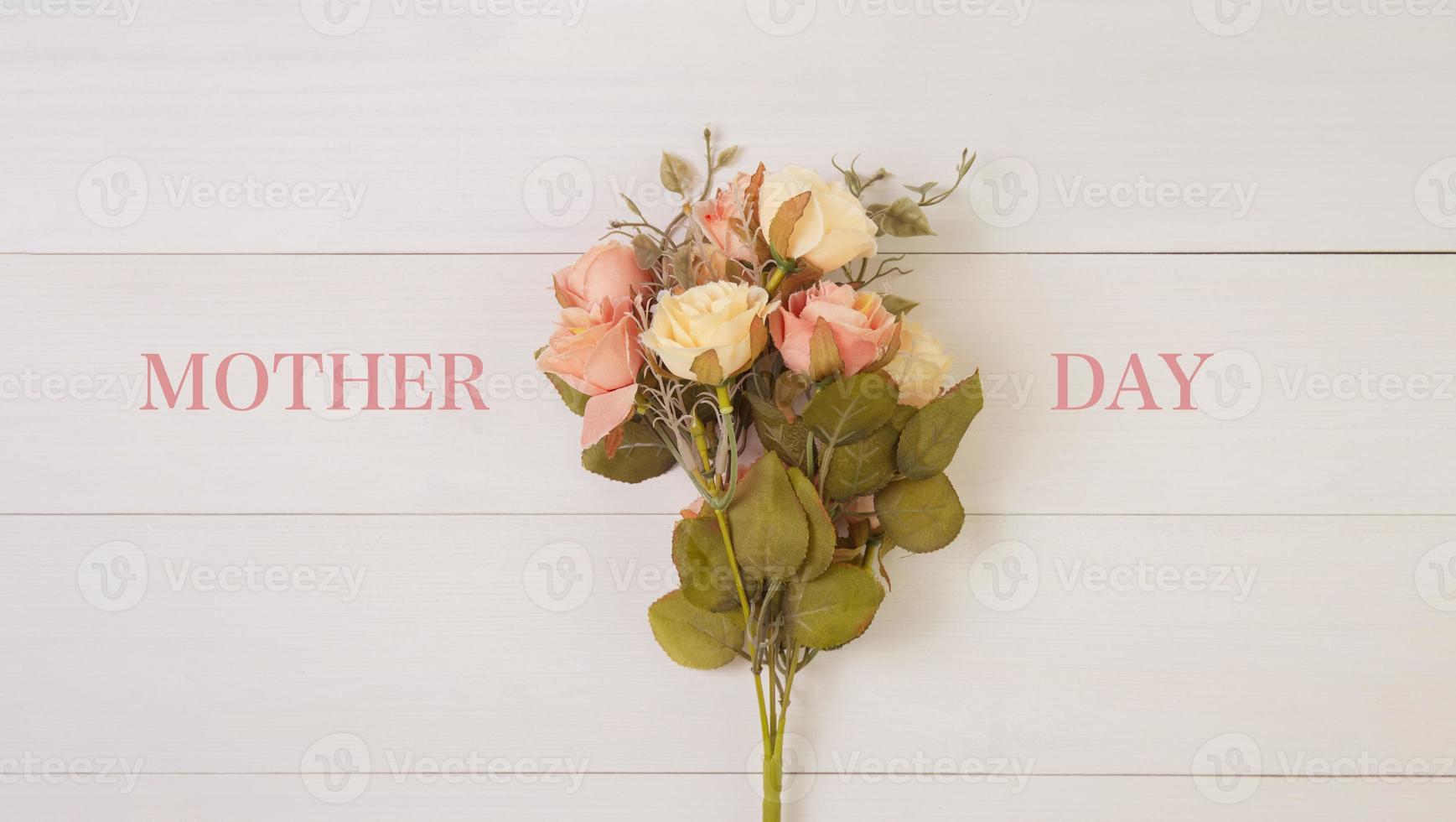 hermosa flor sobre fondo de madera con romántico, día de la madre o día de san valentín con tono pastel, fondo natural de primavera o verano para la decoración, ramo floral para regalo en el escritorio, concepto de vacaciones. foto