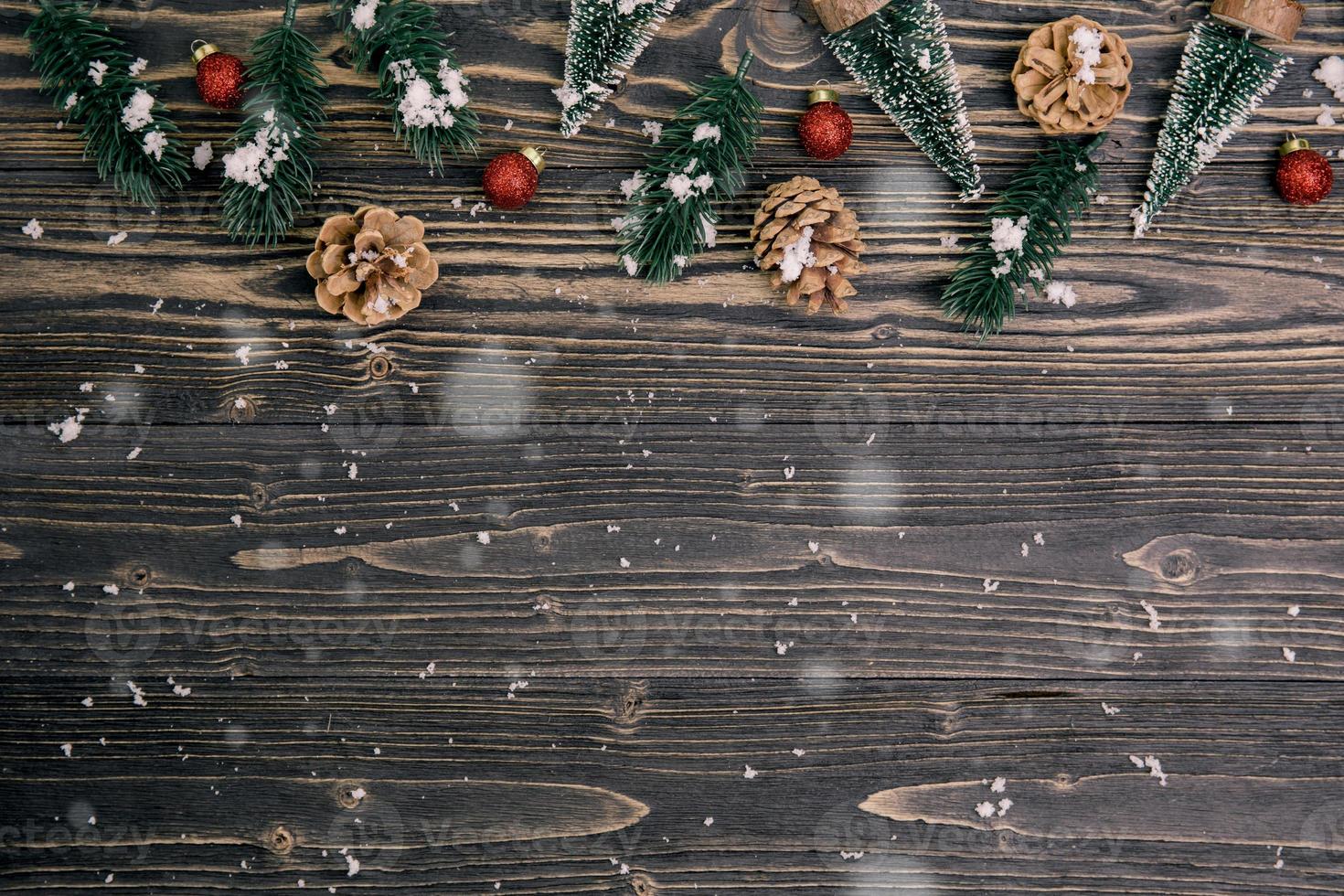decoración de composición navideña sobre fondo de madera, año nuevo y navidad o aniversario con regalos en mesa de madera en temporada, vista superior o puesta plana. foto