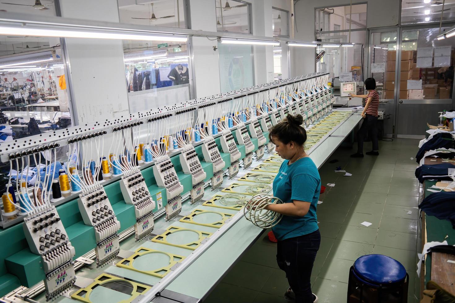 máquina de coser moderna y automática de alta tecnología para el