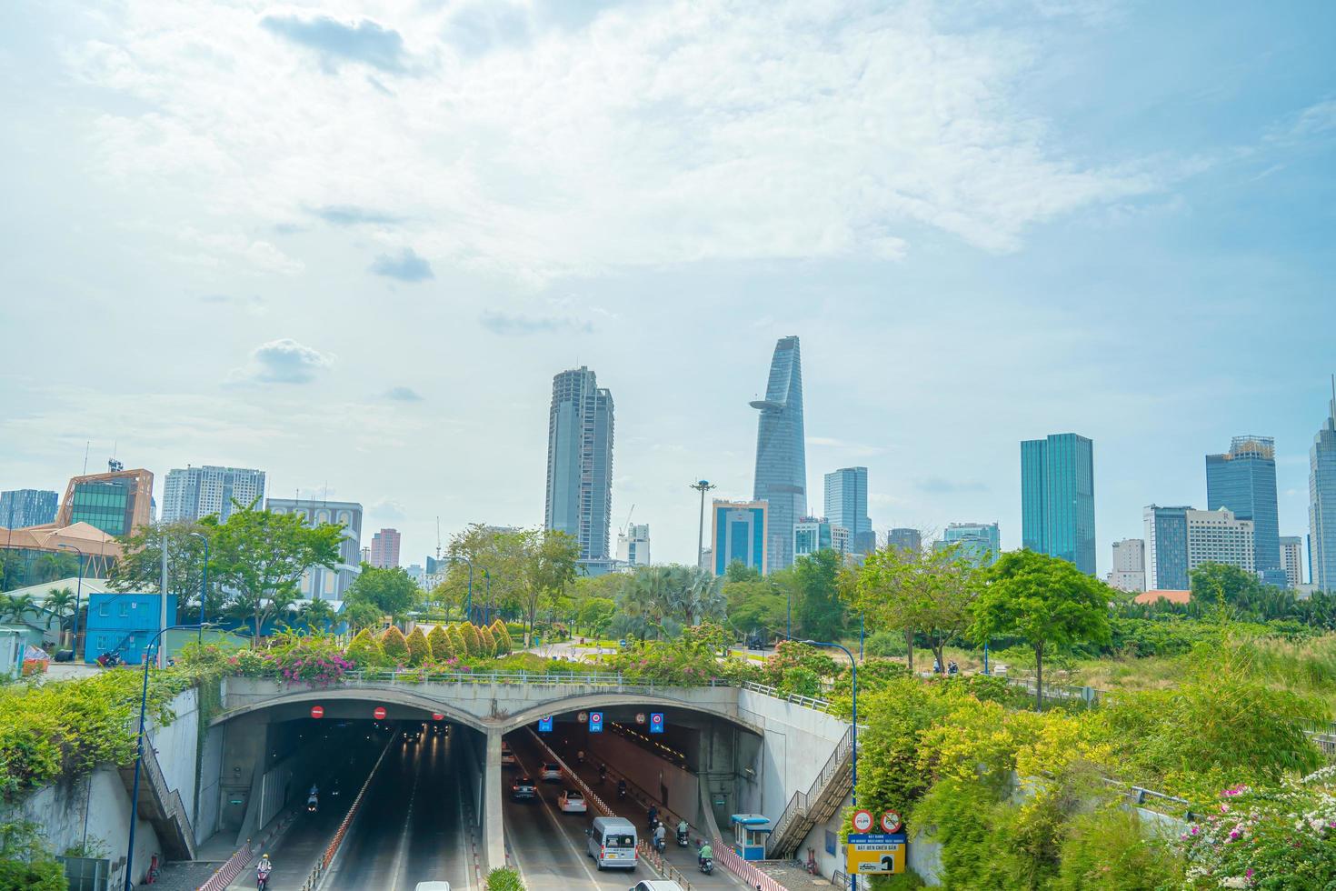 ciudad de ho chi minh, vietnam - 12 de febrero de 2022 hermoso paisaje puesta de sol de la ciudad de ho chi minh o sai gon, vietnam. torre financiera bitexco y edificios rascacielos. concepto de negocio y paisaje. foto