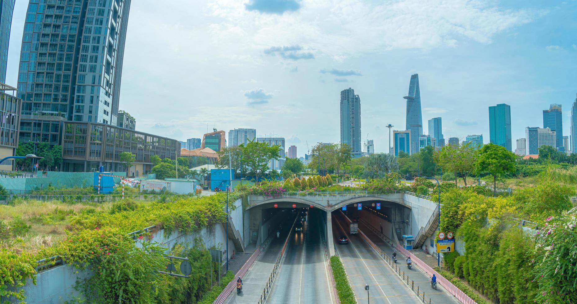 ciudad de ho chi minh, vietnam - 12 de febrero de 2022 hermoso paisaje puesta de sol de la ciudad de ho chi minh o sai gon, vietnam. torre financiera bitexco y edificios rascacielos. concepto de negocio y paisaje. foto