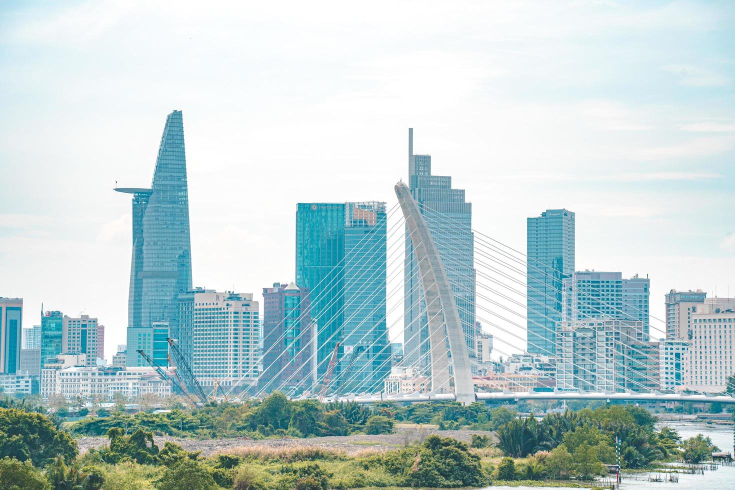 ciudad ho chi minh, vietnam - 12 de febrero de 2022 torre financiera bitexco, rascacielos visto desde abajo hacia un cielo. desarrollo urbano con arquitectura moderna foto