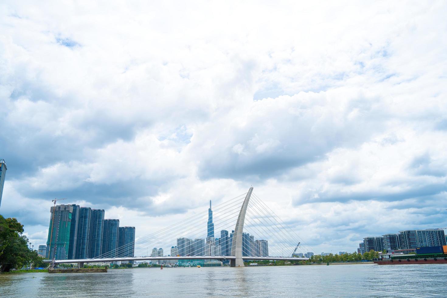 ciudad de ho chi minh, vietnam - 22 de mayo de 2022 puente thu thiem 2, que conecta la península de thu thiem y el distrito 1 a través del río saigón en el puerto de bach dang foto