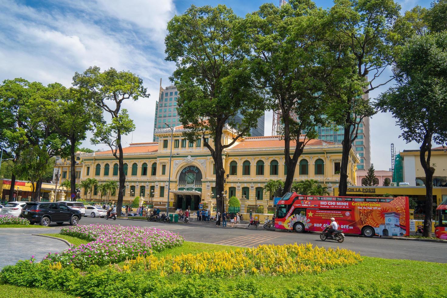 ciudad de ho chi minh, vietnam - 12 de febrero de 2022 la oficina central de correos de saigón es una oficina de correos en el centro de la ciudad de ho chi minh, vietnam. lugar popular para visitar en saigón. destinos de viaje en vietnam foto