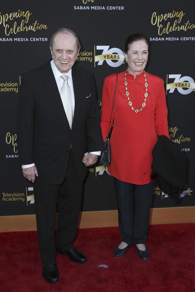 los angeles, jun 2 - bob newhart y su esposa en la gala del 70 aniversario de la academia de televisión en el teatro saban el 2 de junio de 2016 en north hollywood, ca foto