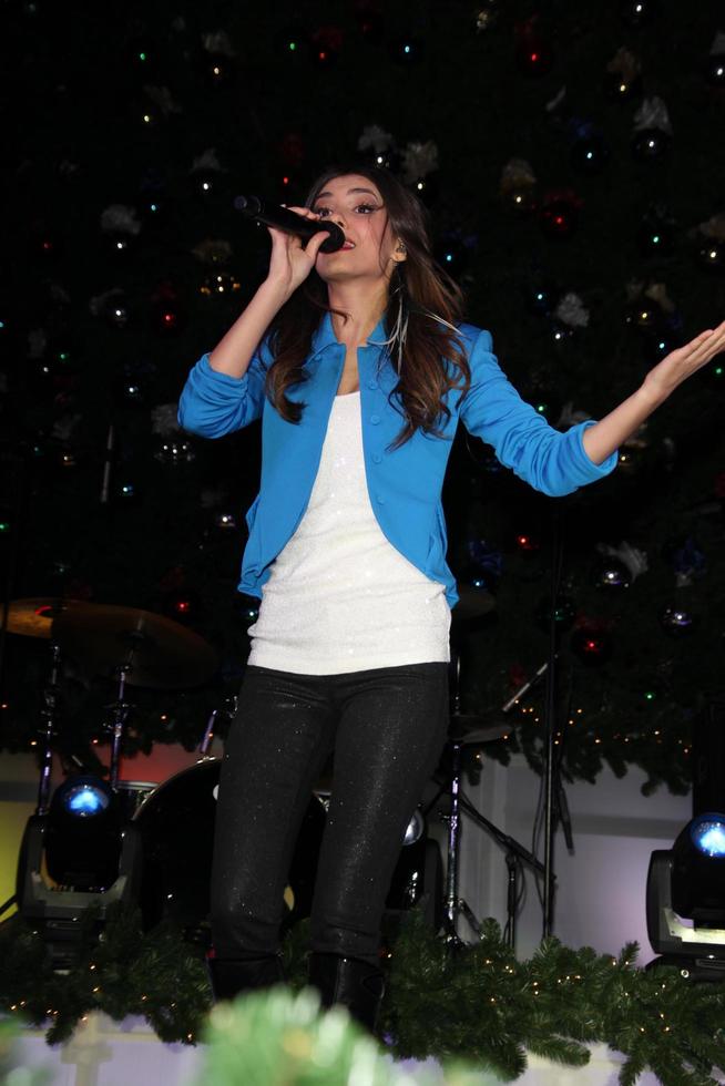 Los Ángeles, 19 de noviembre - Victoria Justice en Citadel Outlets Décima iluminación anual de árboles en Citadel Outlets el 19 de noviembre de 2011 en Los Ángeles, CA foto