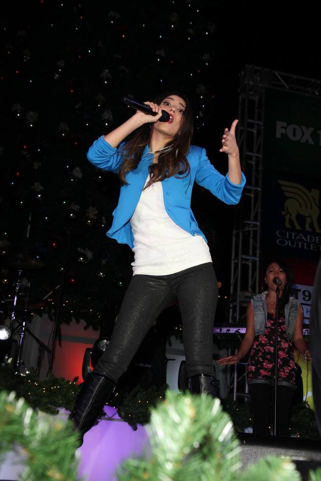 Los Ángeles, 19 de noviembre - Victoria Justice en Citadel Outlets Décima iluminación anual de árboles en Citadel Outlets el 19 de noviembre de 2011 en Los Ángeles, CA foto