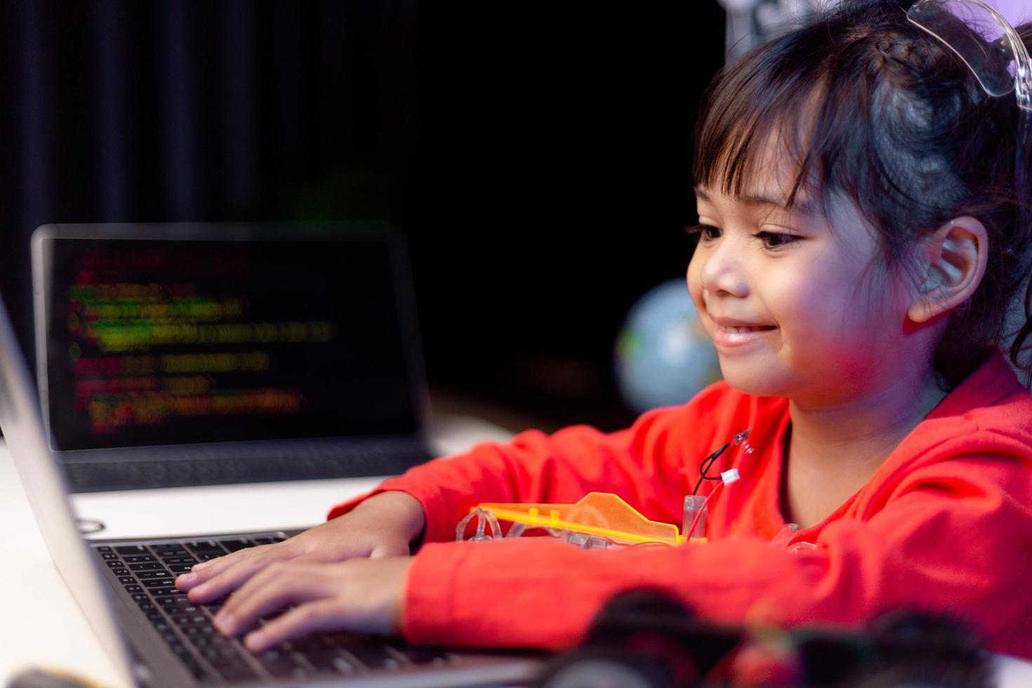 los estudiantes de asia aprenden en casa a codificar autos robot y cables de tableros electrónicos en tallo, vapor, ingeniería matemática, ciencia, tecnología, código de computadora en robótica para el concepto de niños. foto