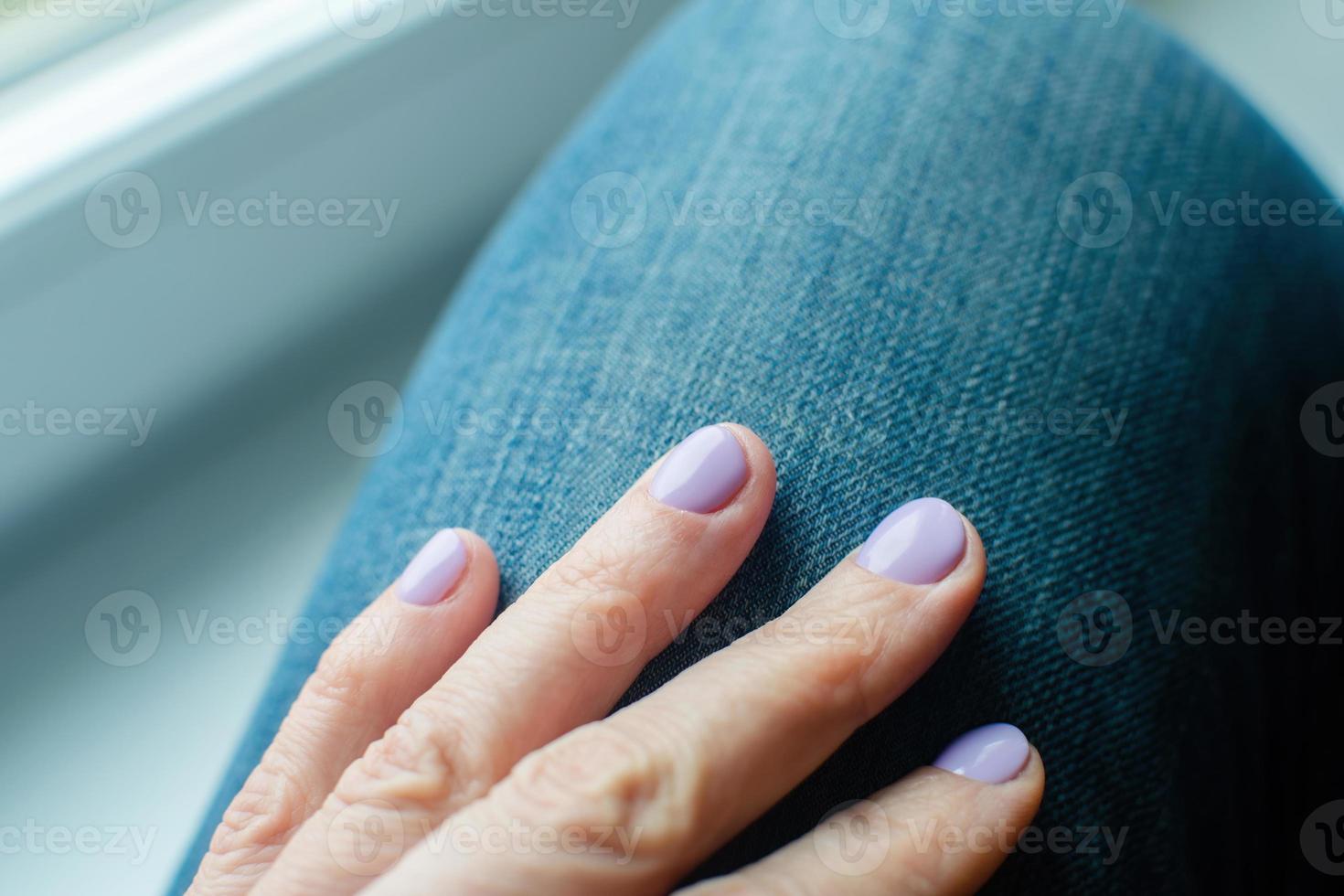 manicura lila de belleza. moda uñas elegantes y de moda. foto