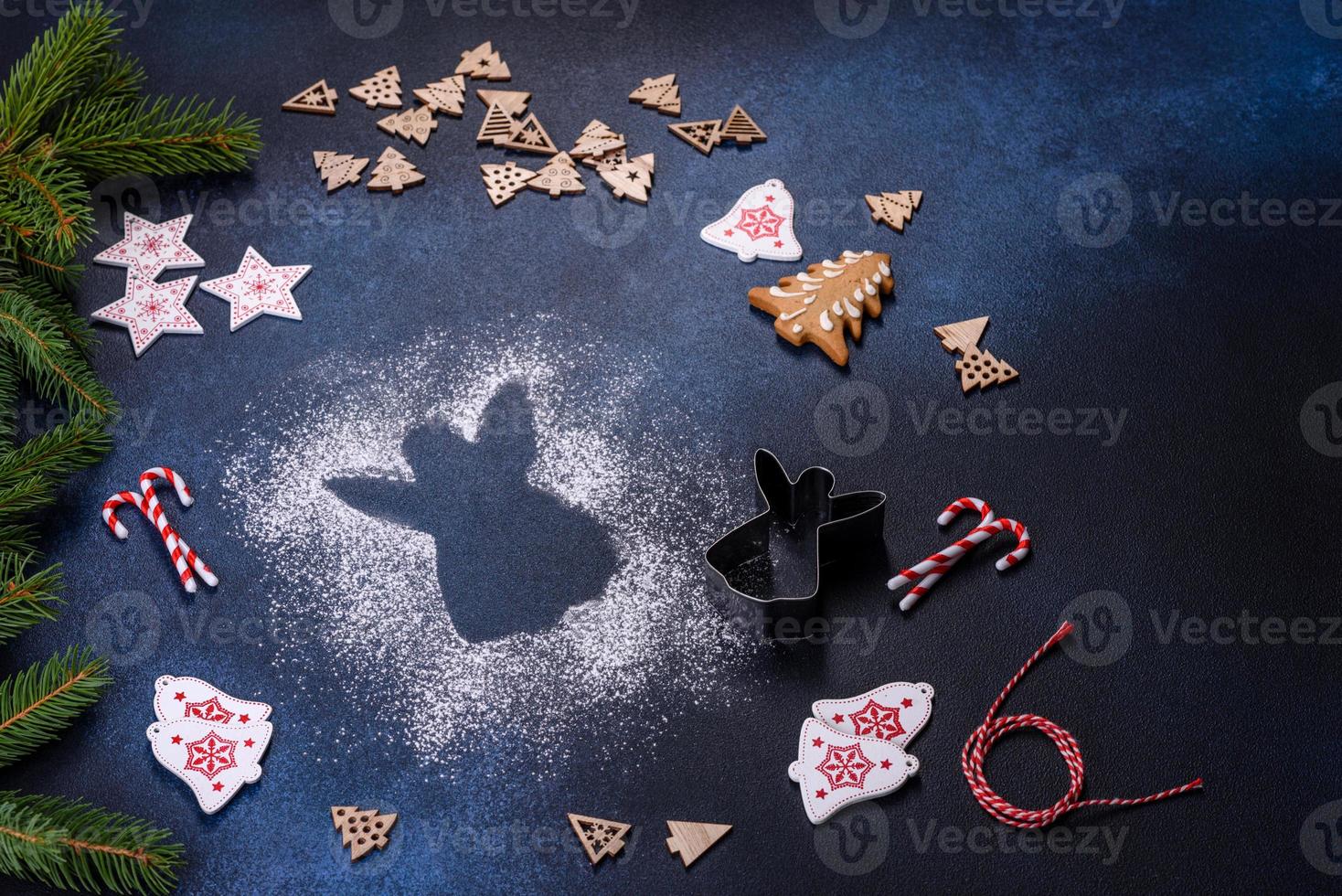 galletas de jengibre caseras de navidad en una mesa de hormigón oscuro foto