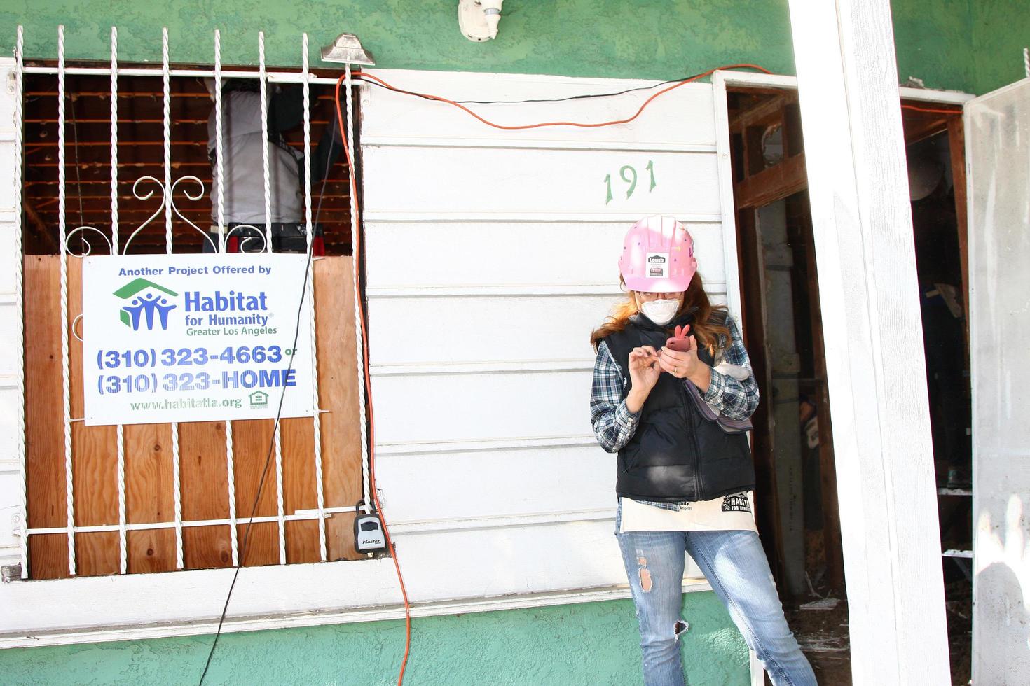 los angeles, 9 de febrero - lisa locicero tuiteando en el 4to hospital general hábitat para el día de la construcción de fanáticos de la humanidad en la calle 191 e marker el 9 de febrero de 2013 en long beach, ca foto