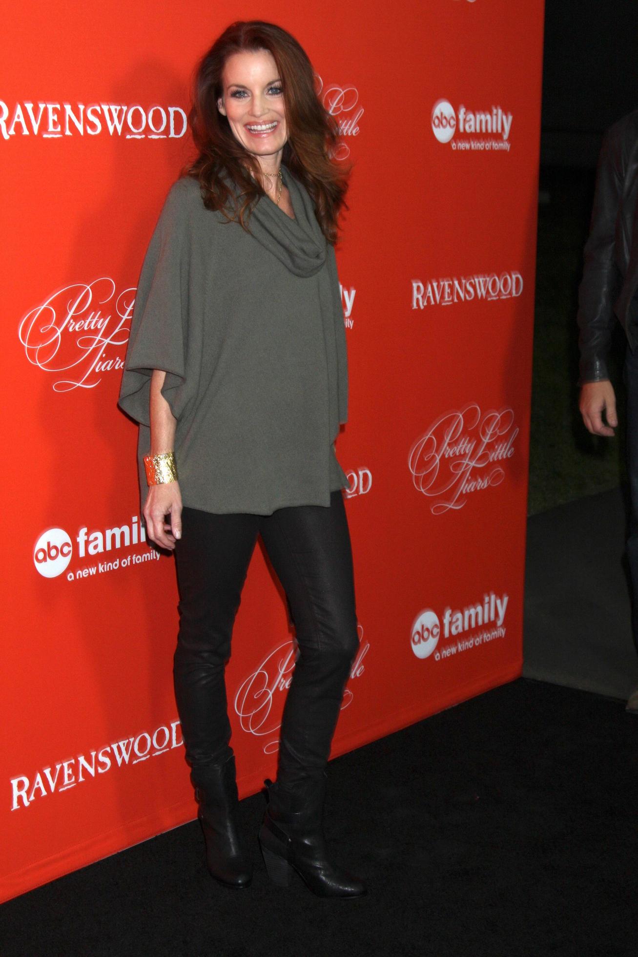 LOS ANGELES, OCT 15 Laura Leighton at the Pretty Little Liars