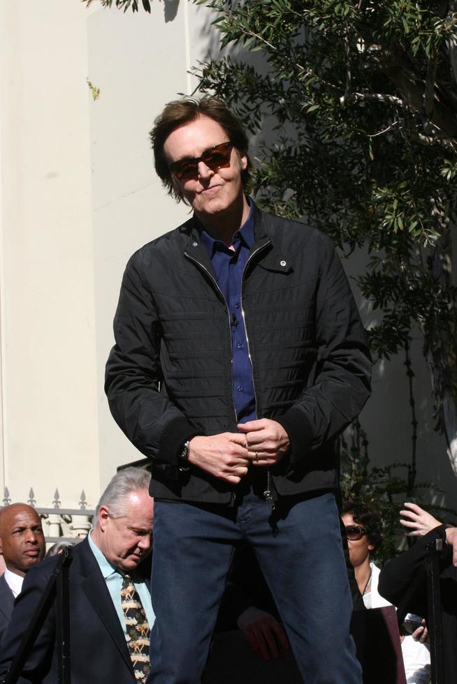 los angeles, 9 de febrero - paul mccartney en la ceremonia del paseo de la fama de hollywood para paul mccartney en el edificio capital records el 9 de febrero de 2012 en los angeles, ca foto