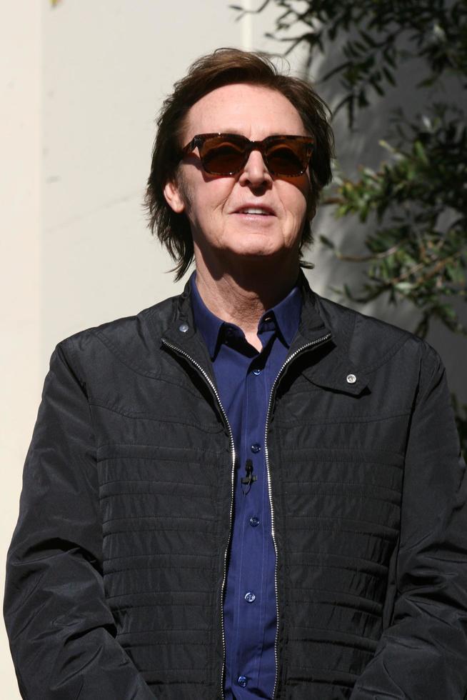 los angeles, 9 de febrero - paul mccartney en la ceremonia del paseo de la fama de hollywood para paul mccartney en el edificio capital records el 9 de febrero de 2012 en los angeles, ca foto