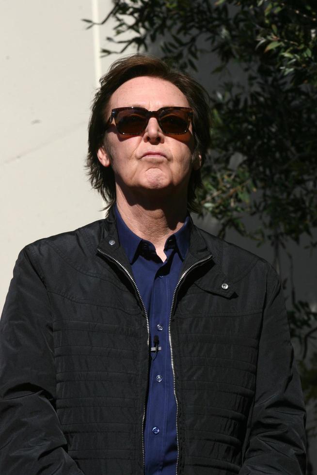 los angeles, 9 de febrero - paul mccartney en la ceremonia del paseo de la fama de hollywood para paul mccartney en el edificio capital records el 9 de febrero de 2012 en los angeles, ca foto